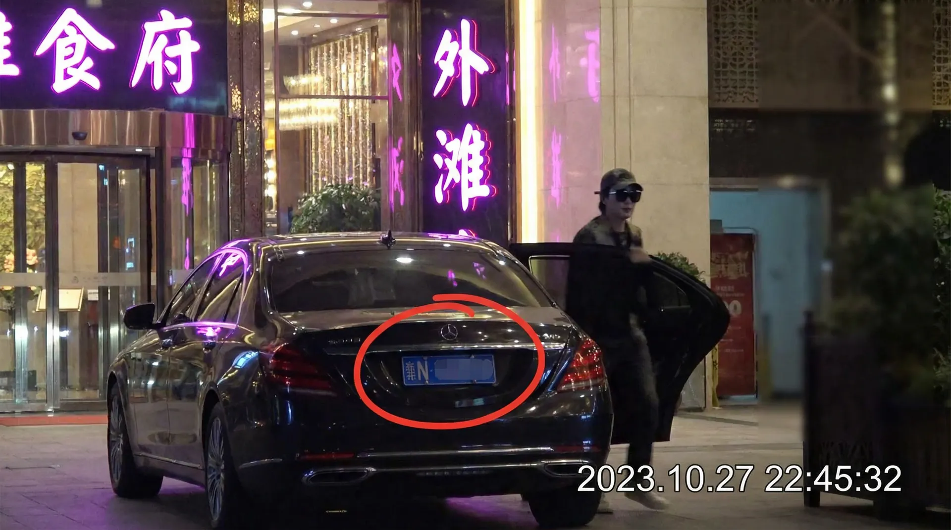 体育竟猜足球app - 豪车餐厅外偷拍